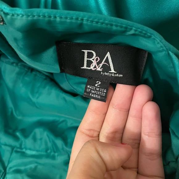 Emerald green prom/formal dress 💚 - Picture 7 of 9